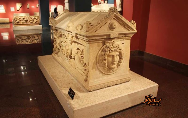 مقبره یا تابوت به جا مانده از آن دوران 